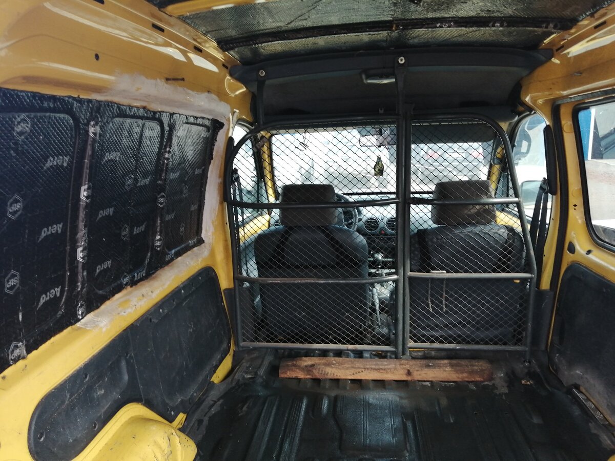 Renault Kangoo 1997-2003 годов выпуска.
Грузопассажирский фургон, с одним или двумя рядами сидений.
Грузоподьемностью до 500 кг.
-2