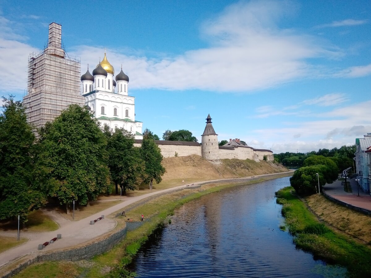 Переходим мост через реку Пскова 