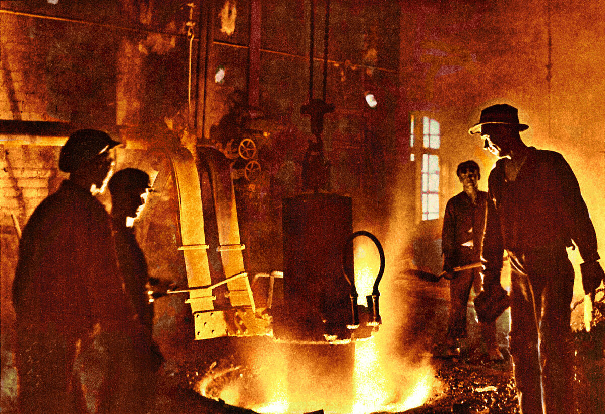 Рабочие изготавливающие металл