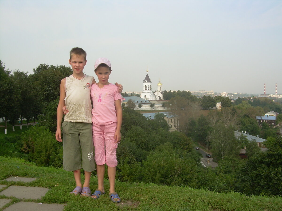 Анюта после операции 2008 года. Город Владимир, поездка по Золотому кольцу, фото из личного архива.