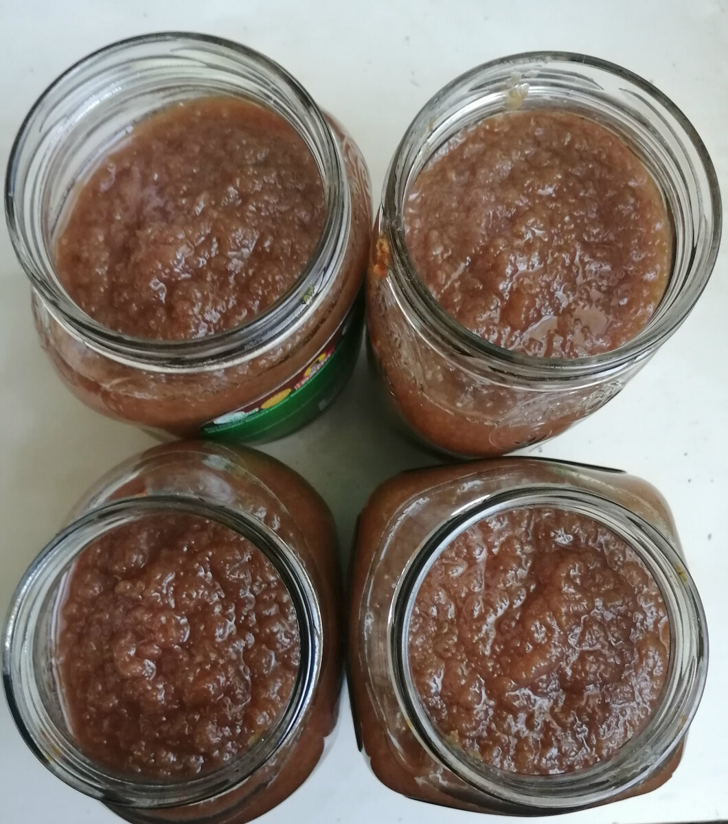 на полке стояла банка с яблочным повидлом