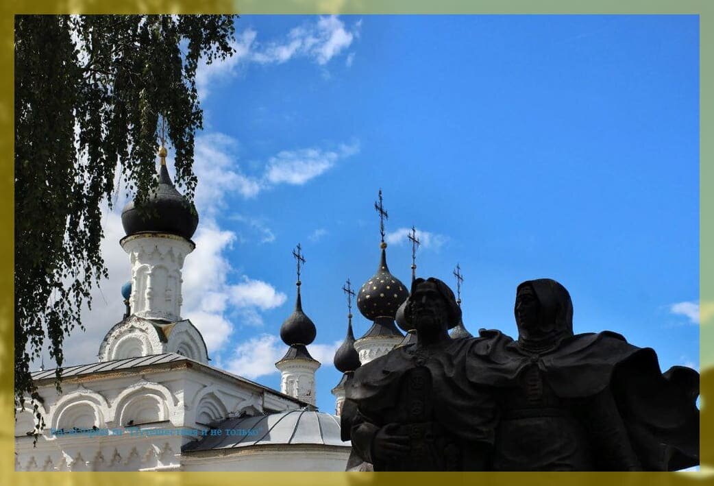 Фрагмент памятника Петру и Февронии на фоне куполов Благовещенского собора в Муроме