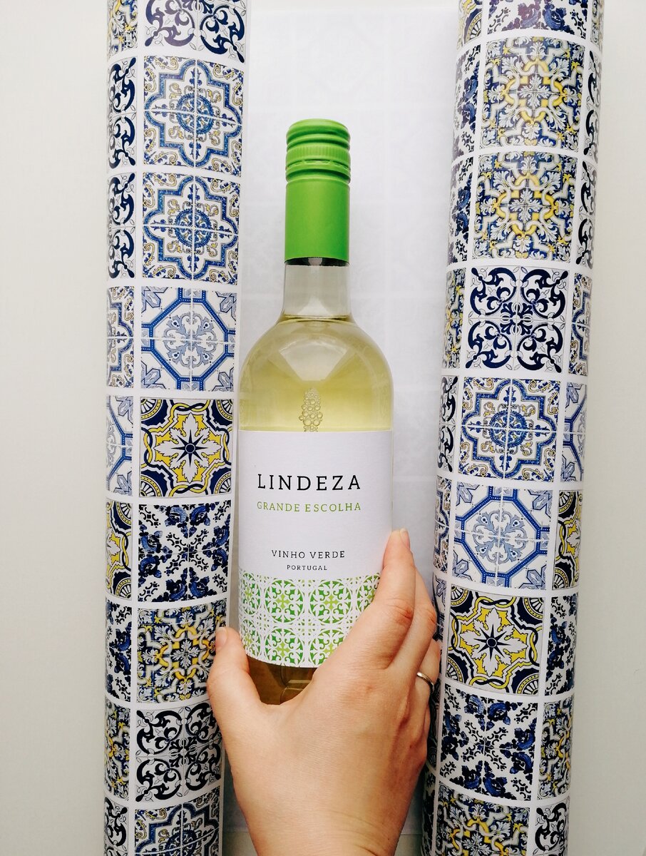 Португальское вино Lindeza - очень красивая этикетка, повторяющая мотивы португальской керамической плитки азулежу