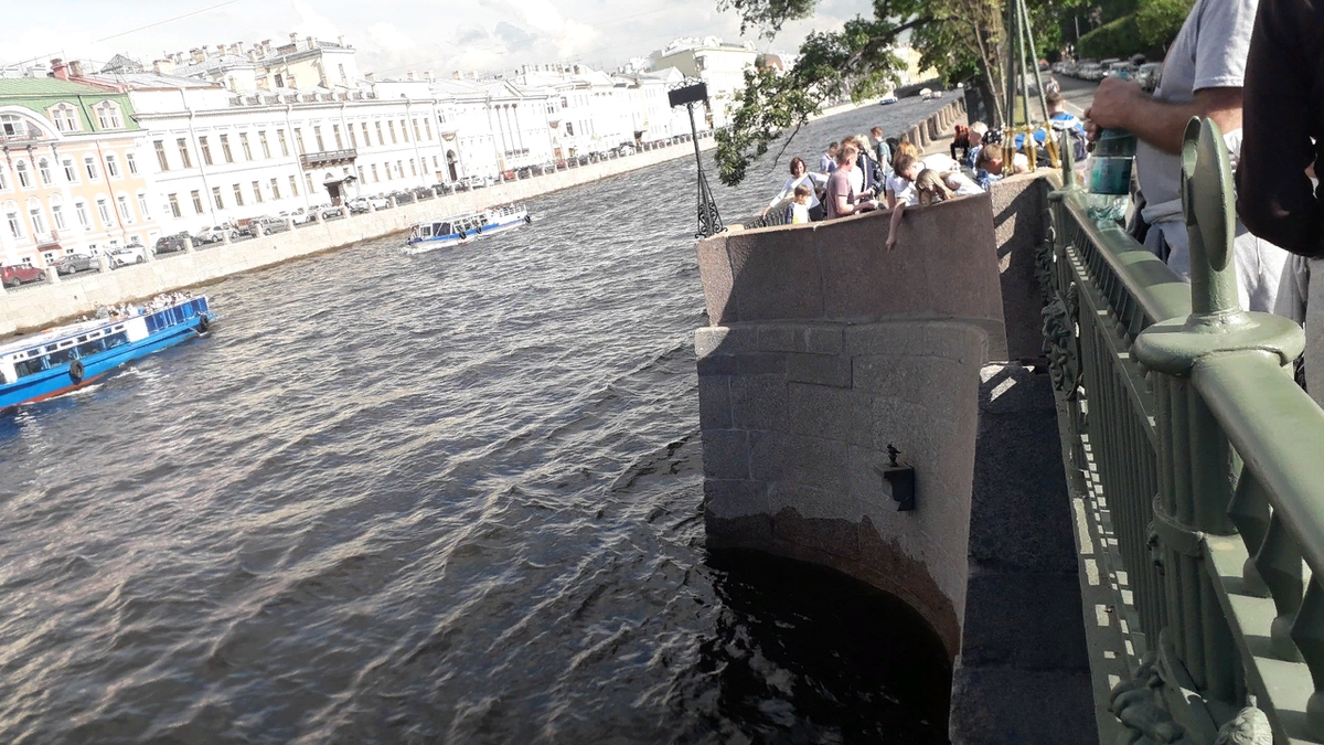 Чижик пыжик, такой, каким мы его видим не приближая фокус  фотоаппарата. Фото сделано на 1-ом Инженерном мосту.
