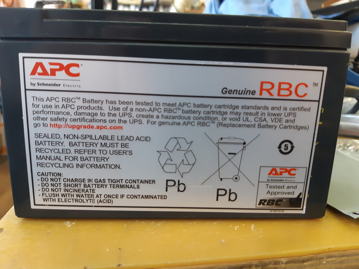 Вот такой аккумулятор, все характеристики на нём. Меня одного смущает желтые буквы под наклейкой (как будто там дешевка какая).