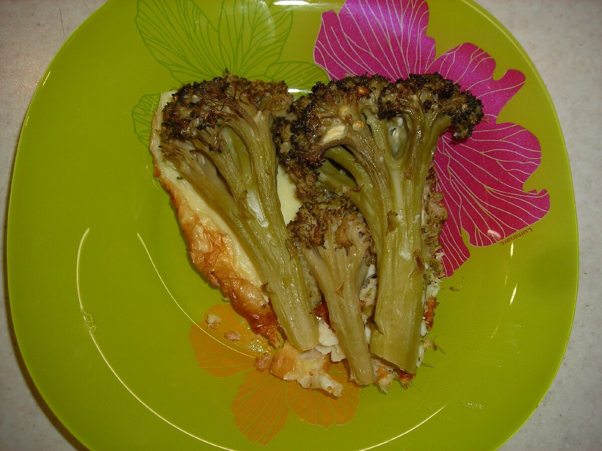 Запеканка из брокколи – один из вариантов полезного блюда быстрого приготовления. К тому же, брокколи – низкокалорийный продукт, диетический, как и все овощи. По количеству витаминов и макроэлементов брокколи нет равных. Как и в остальных видах овощей, в нем очень много клетчатки, которая столь важна для процесса пищеварения и вывода вредных веществ из организма.