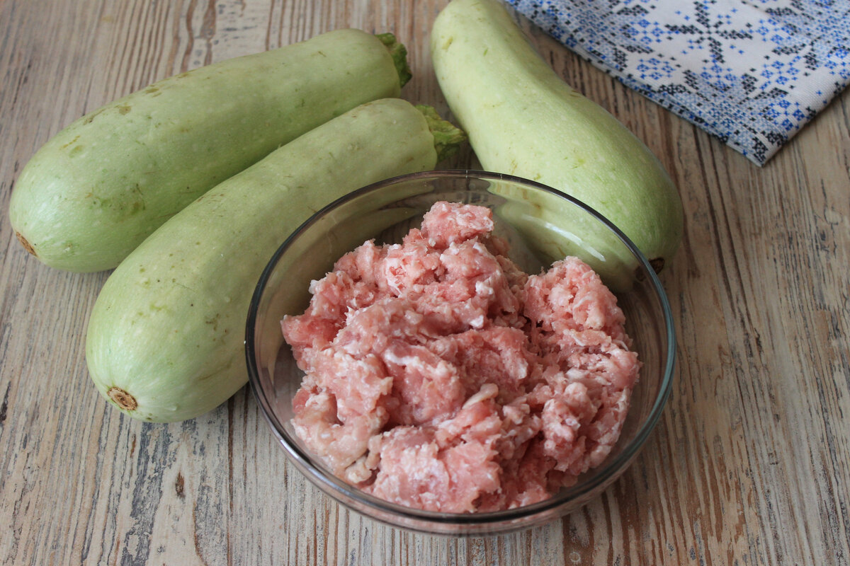 Фарш с луком и кабачком