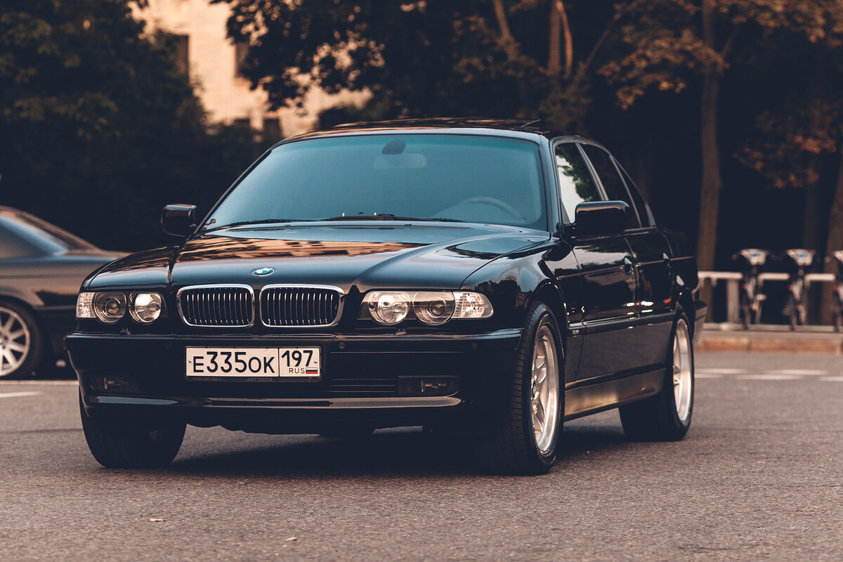 Бумер семерка. BMW е38 бумер. BMW 750il е38. БМВ 750 е38. BMW 750 e38 бумер.