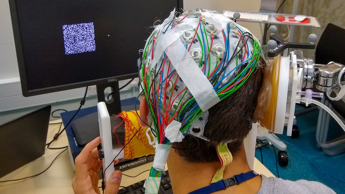 Используется современная и сложная аппаратура для изучения того, как мы воспринимаем информацию