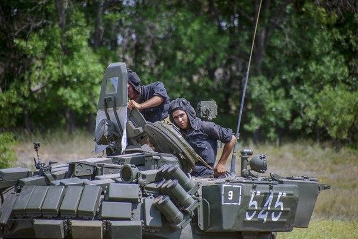 Фото от Минобороны России. Танкисты Висленской мотострелковой дивизии ЗВО.