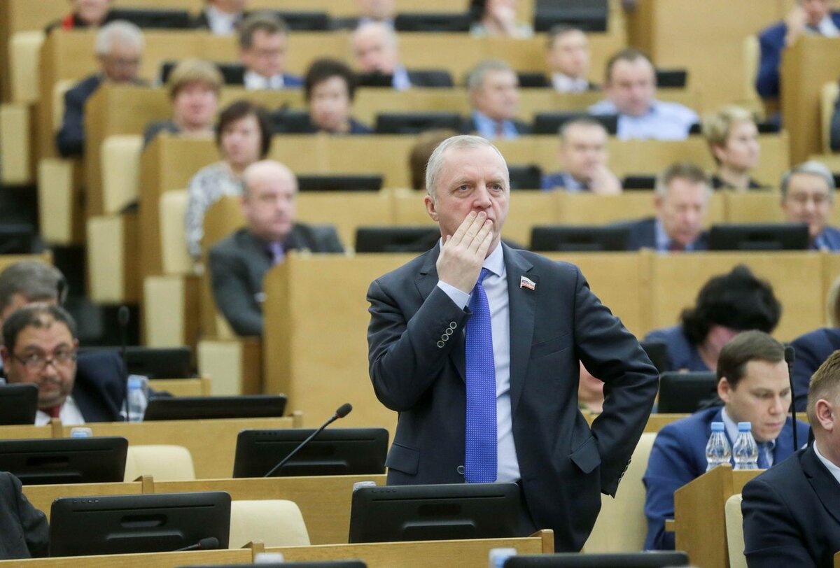 Министерство финансов РФ предлагает в ближайшие три года снизить расходы на содержание обеих палат российского парламента.