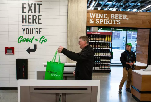 В продуктовом магазине Amazon Go в Сиэтле, штат Вашингтон, 26 февраля. ДЭВИД РАЙДЕР / GETTY IMAGES / AFP Источник: https://ichef.bbci.co.uk/news/1024/branded_news/CD45/production/_111194525_548771bc-90f7-43d7-b87c-2215f187d4dc.jpg