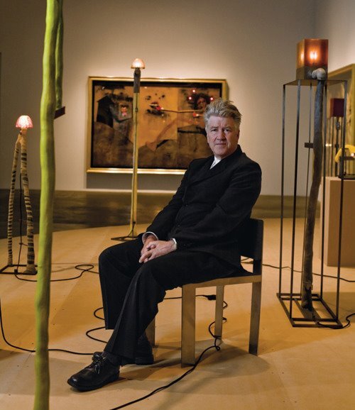 Дэвид Линч среди своих работ. Фото из сети интернет