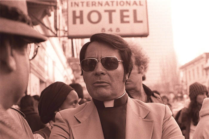 Джим Джонс в 1977 году