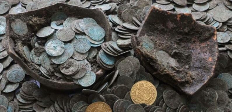В Англии кладоискатели нашли более 1000 старинных монет