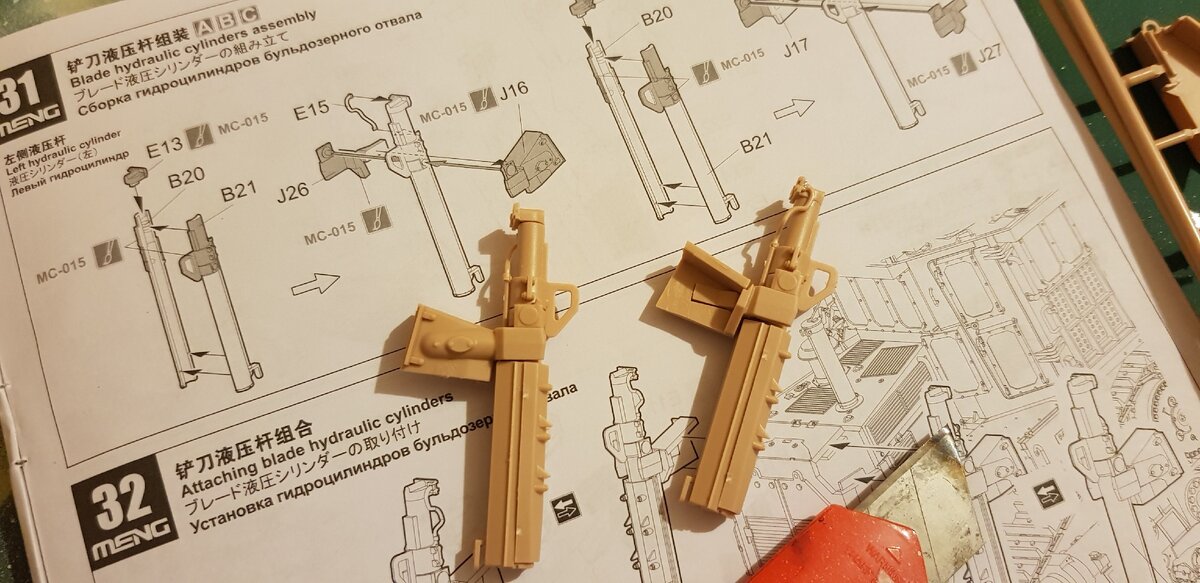 на самом деле, производитель предлагает нам выбор-сделать гидравлику бронированную (при этом, она будет стоять жестко), либо без брони (там немного по-другому будут стоять фары). Я остановился на бронированном варианте исполнения.