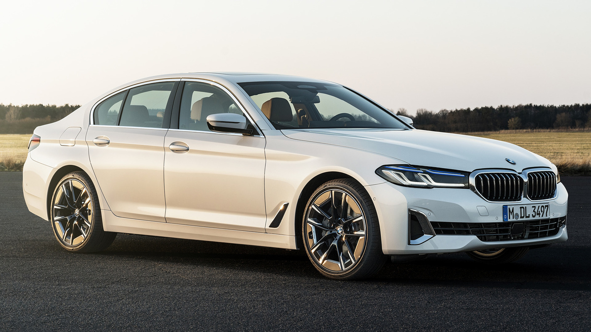 BMW добавила в гамму 5-Series новую модификацию 545e xDrive. Она оснащена подзаряжаемой от розетки 400-вольтовой гибридной силовой установкой, позволяющей существенно экономить топливо и передвигаться в полностью электрическом режиме. 
В движение машину приводит основной 3,0-литровый турбированный бензиновый мотор мощностью 286 л.с., который работает в связке с 109-сильным электромотором и 8-скоростным «автоматом». Совокупная отдача силовой установки составляет 394 л.с. Разгон до 100 км/ч занимает у машины 4,7 секунды, максимальная скорость — 250 км/ч (ограничена электроникой), расход топлива в комбинированном режиме не превышает 2,1-2,4 л/100 км. Исключительно на электротяге машина может проехать 54-57 километров.

Навигационная система автомобиля подсказывает владельцу ближайшие зарядные станции, при въезде в городские зоны с ограничением по выбросам машина автоматически переключается на электротягу. На низких скоростях в режиме Hybrid работает электромотор, на высоких или при необходимости быстро ускориться — бензиновый двигатель. Помимо Hybrid в арсенале BMW 545e xDrive есть профили Hybrid Eco Pro, Sport и Electric. В первом режиме достигается максимальная экономия топлива, во втором — как бензиновый, так и электрический двигатели, а также коробка передач обеспечивают седану максимальную динамику в ущерб экономичности. В режиме Electric машина принудительно будет использовать электромотор, максимальная скорость здесь составляет 140 км/ч.

Как и все электрифицированные BMW, 545e xDrive оснащен системой, издающей звук для предупреждения пешеходов на скорости до 30 км/ч.

О сроках начала продаж и ценах седана 545e xDrive информации пока нет.

В ноябре BMW пополнит линейку подзаряжаемых моделей универсалом 530e Touring, который позаимствуют 292-сильную силовую установку на базе 2,0-литрового мотора у гибрида 530e Sedan