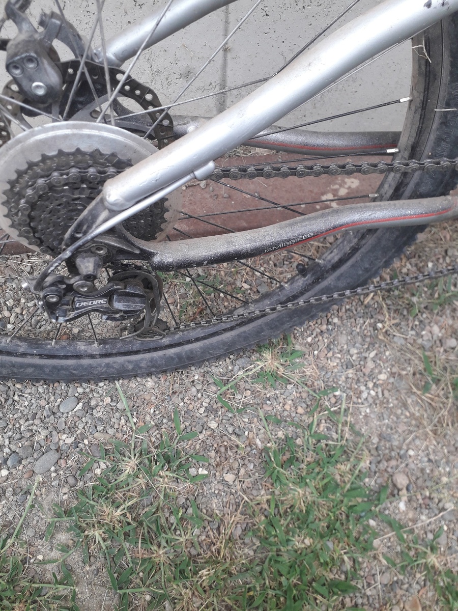 Велосипедное перо. Находится под верхним участком цепи.