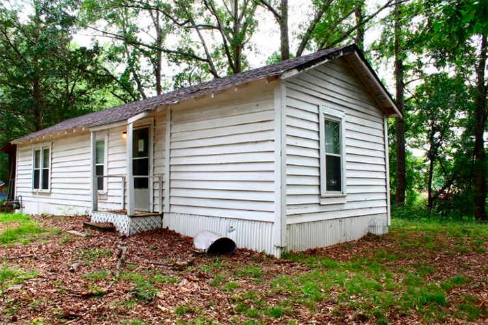 В этом доме Пресли провел свое детство (Фото: gwsauctions.com)