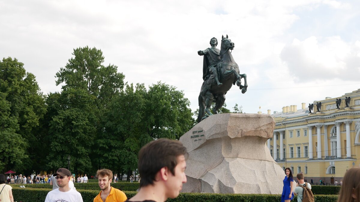 Основал город все таки Петр