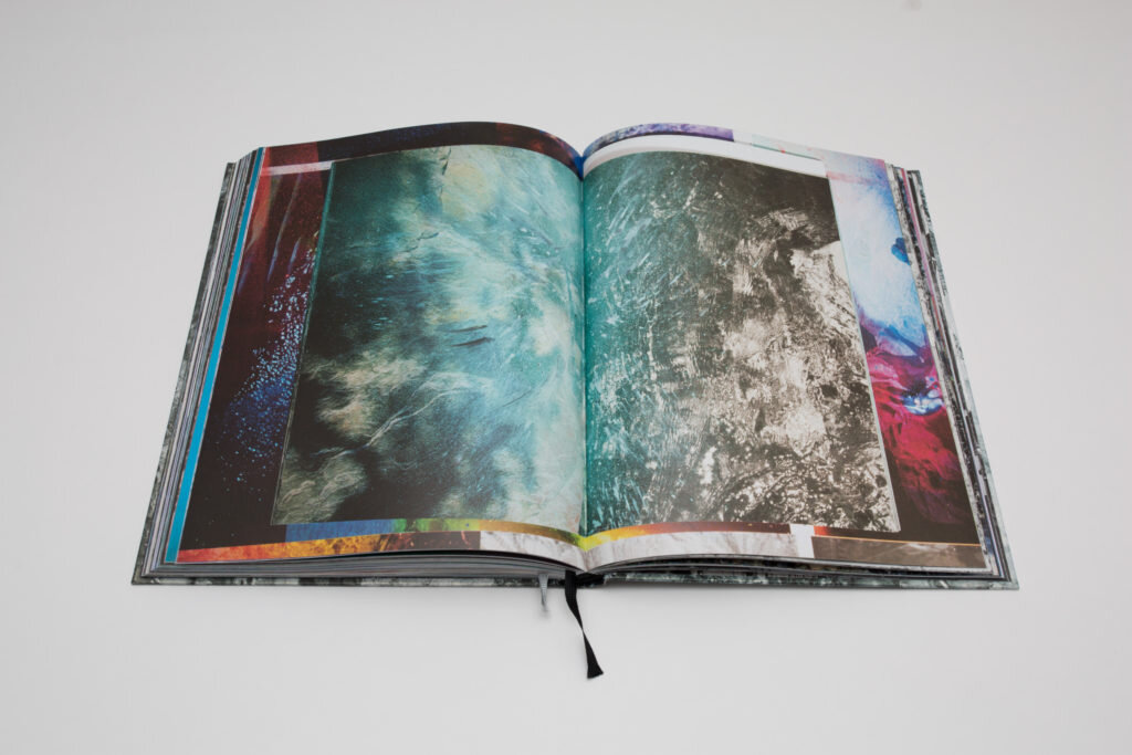 Развороты из фотокниги A Rock is a River («Камень - это река») художницы Майи Роша ©Maya Rochat