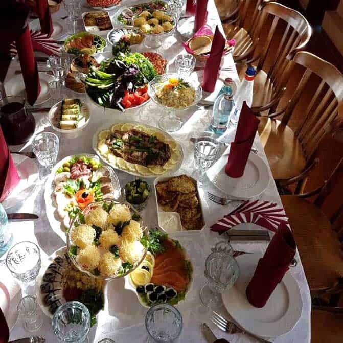 Фото банкетного стола в ресторане «Дача Косенковых» в Мытищах (300 м от МКАД) / Фото: семейный архив четы Косенковых.