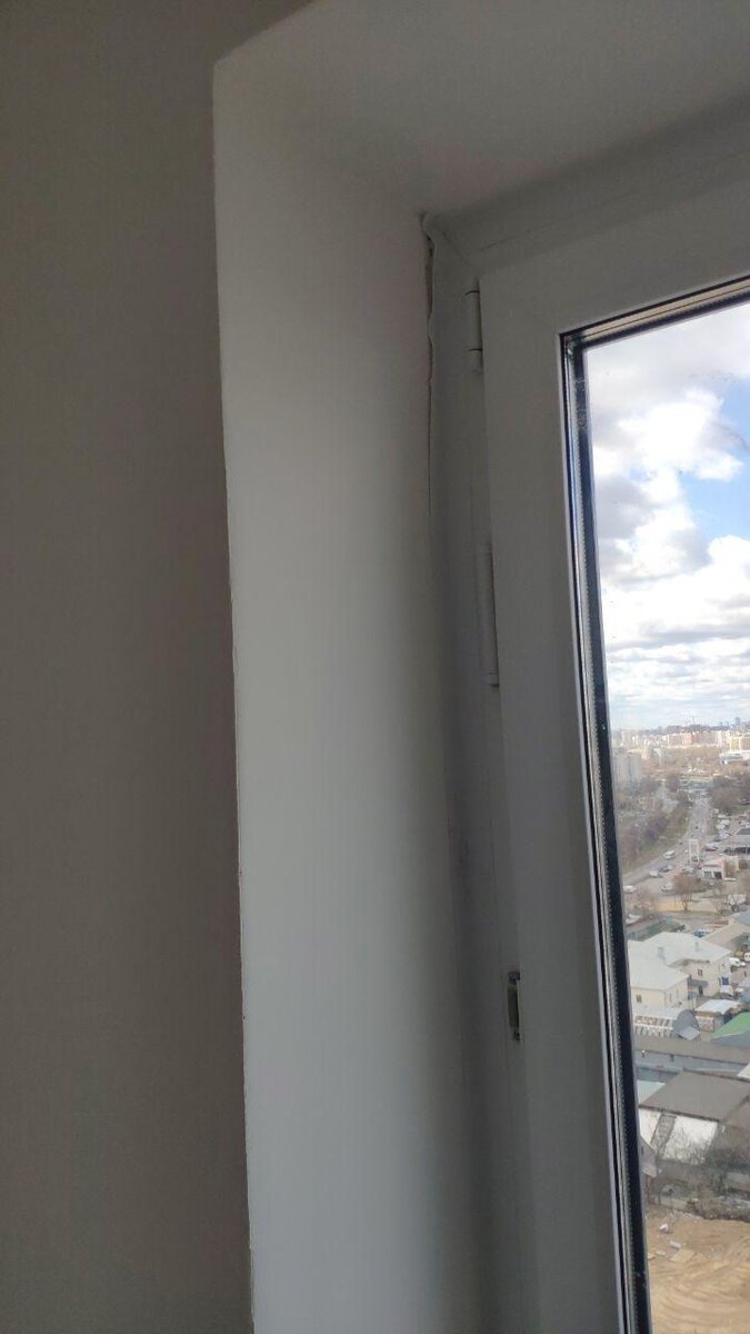 Криво установили накладку на окне