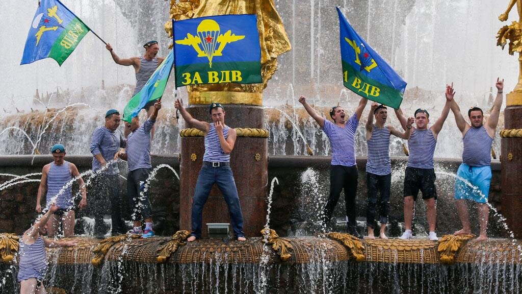 Вдв когда отмечают праздник. С праздником ВДВ. День ВДВ С праздником. Празднование ВДВ. 2 Августа.