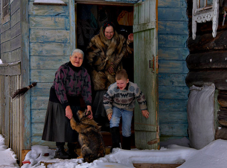 Деревенская родня. Родственники из деревни. Родственники из деревни приехали. Родня приехала из деревни. Гости приехали.