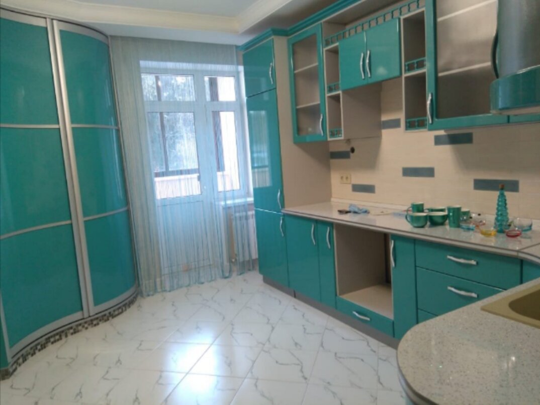 Кухня при свете дневном.