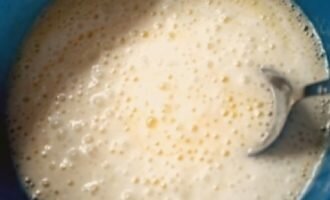 
Молоко слегка подогреваем и теплым добавляем к яичной массе.