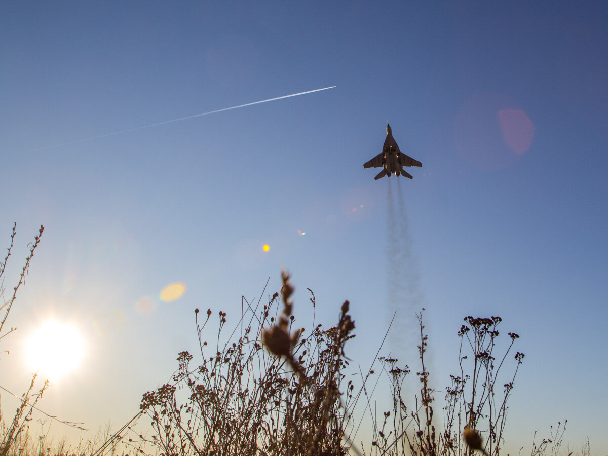 тут сразу и МиГушка и пассажирский еще для красоты на эшелоне. 