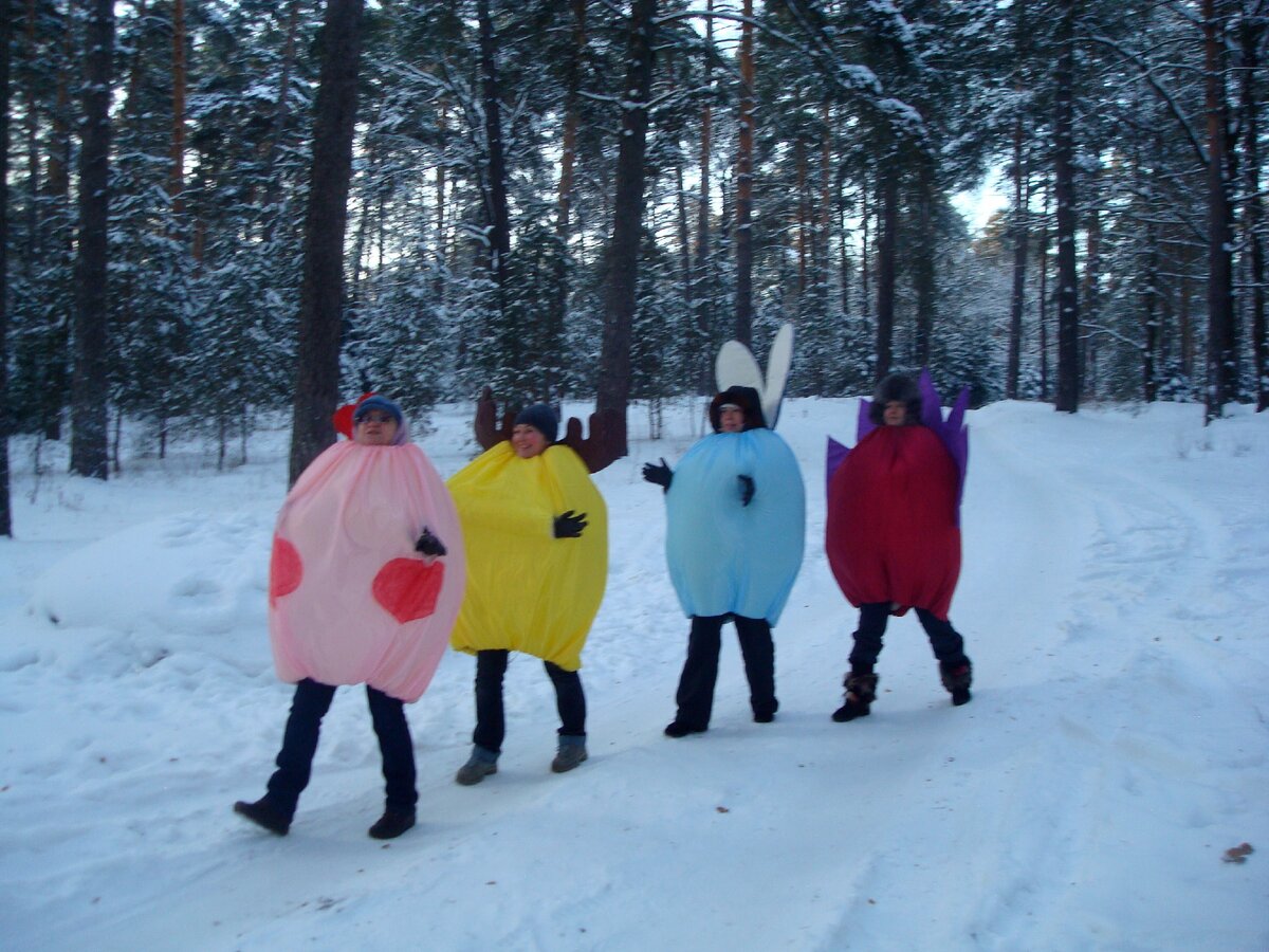 А это мы! Немного навеселе! Костюмы Смешариков  защищают от мороза!