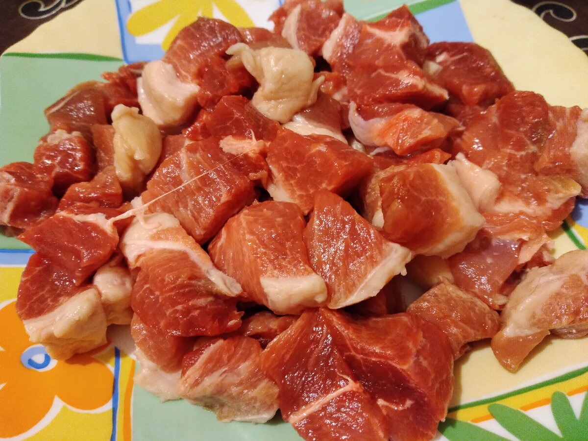 У меня 1,5 кг свинины. Купила в Ленте по акции по 209 руб/кг.- цена, то что нужно для ветчины.