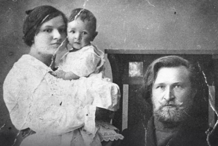 Евгений Лебедев с родителями 