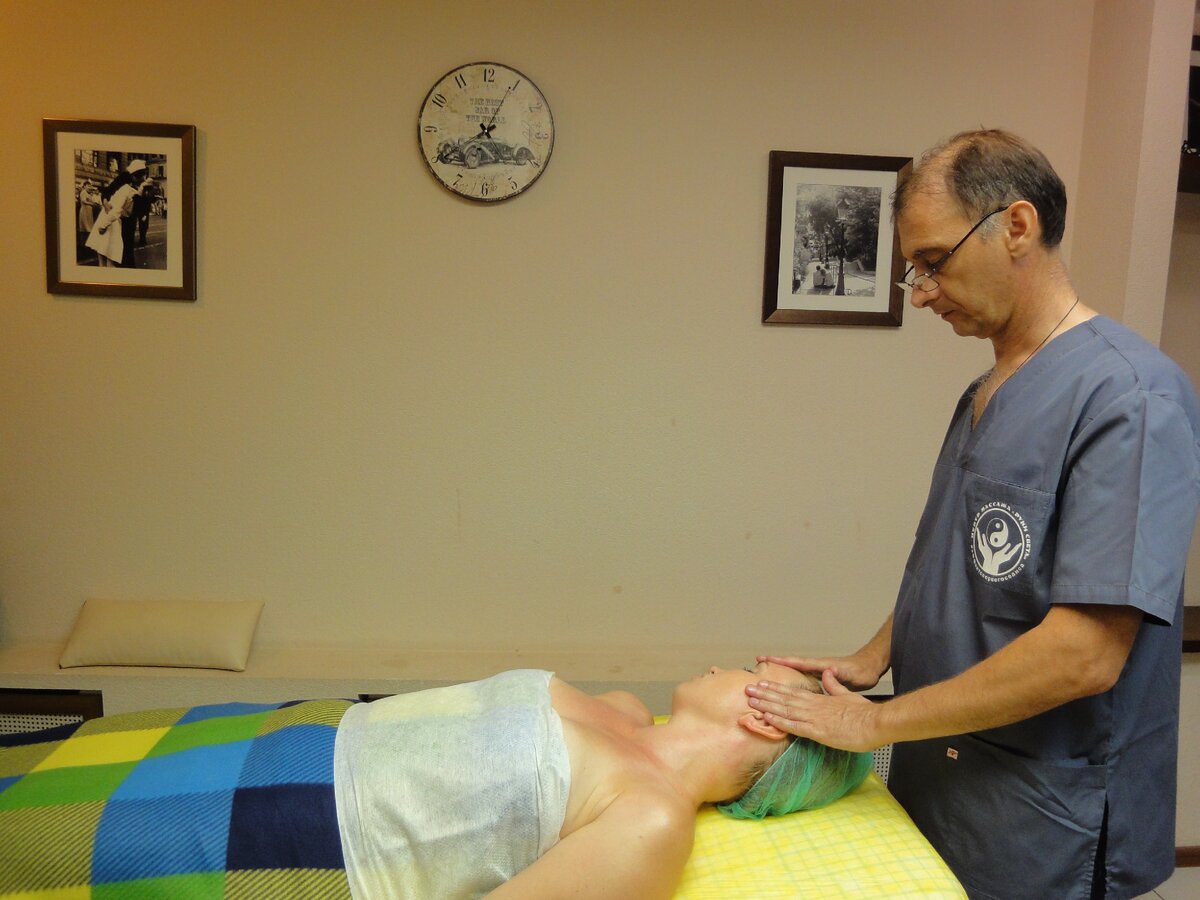 Хиромассаж лица- БИОХАКИНГ старения Появились первые признаки старения - морщинки и кожа выглядит не лучшим образом? Не спешите делать уколы или прибегать к услугам пластического хирурга. Есть способ вернуть красоту и свежесть без применения радикальных методов.
БИОХАКИНГ – это комплексный, научно обоснованный подход направленный на улучшение функций организма и замедления биологического старения, сопровождается изменением привычного образа жизни с целью улучшения общего состояния. Для человека – это стремление к хорошему самочувствию, высокой продуктивности и длинной счастливой жизни.?
Хиромассаж  лица – одна из самых современных и эффективных методик эстетического массажа лица имеющий испанские корни.  Современная версия Хиромассажа, созданная российским тренером Еленой Земсковой   сочетает знания прошлых поколений, новейшие исследования и практически не имеет аналогов.
Восстановление нормальной физиологии, избавление от стресса, стабилизация нервной системы и внутреннего баланса - это элементы БИОХАКИНГА и результат Хиромассажа. Хиромассаж лица – БИОХАКИНГ старения,  достойный ответ пластической хирургии, безопасная и эффективная альтернатива инъекциям. При процедуре естественным образом происходит изменение течение физиологических процессов в тканях.  Массаж активно воздействует на психосоматические центры старения - ментальный, эмоциональный, дыхательный и грудной. Благодаря перераспределению жидкости, активизации микроциркуляции, прямому воздействию на клетки, мощному нейроседативному эффекту данная процедура может заменить косметологические инъекции и некоторые современные методы пластической хирургии.
Эффект от Хиромассажа лица по направлениям БИОХАКИНГА
-косметологический уход посредством восстановления нормальной физиологии тканей;?
-улучшение мозговой деятельности, за счет стабилизации снабжения мозга питательными веществами;?
-избавление от стресса нейроседативным воздействием и как следствие восстановление здорового сна; ?
-кроме того борется с психологическим старением активным воздействием на психосоматические центры.?
Мягкое и продолжительное воздействие приводит к удивительным результатам не только по уменьшению видимых признаков старения, но и замедлению общего старения, что позволяет поставить Хиромассаж в один ряд с другими средствами Биохакинга.
Хиромассаж лица– как мощная косметологическая процедура достигает:
- уменьшение мелких морщин и сглаживание носогубных складок;
- улучшение контуров лица и шеи;
- очищение кожи от роговых чешуек;
- улучшение гидратации и питания кожи;
- повышение гладкости и эластичности кожи;
- выведение токсинов из кожи;
- активизация процессов регенерации клеток;
- стирание памяти мимических мышц;
- избавление от отеков;
- улучшение цвета лица;
- профилактика преждевременного старения кожи;
Как часто можно делать Хиромассаж лица?
Эффект от Хиромассажа лица заметен уже после первой процедуры. Хороший эффект будет после 5-6 процедур, а 10-12 процедур создадут стойкий эффект омоложения. При этом поддерживающие процедуры достаточно будет проводить 2 - 4 раза в месяц.
Как проводится Хиромассаж лица?
В основе Хиромассажа лица заложен принцип удовольствия. Пациент под руками массажиста находится в релаксирующем состоянии. Никаких болезненных ощущений! Процедура хиромассажа напоминает определенный ритуал: массаж характеризуется плавными длинными и непрерывными движениями рук, словно совершающими танец. Во время процедуры происходит воздействие не только на кожу, мышцы и подкожно-жировой слой, но и на системы организма лимфатическую и нервную.  Пациент после окончания сеанса обычно пребывает в умиротворённом состоянии.
Продолжительность одного сеанса может составлять от 50 до 90 минут – в зависимости от проблем лица. При процедуре обычно применяется масло виноградных косточек или миндальное масло, которые являются мощными антиоксидантами и многократно усиливают эффект.
Результат воздействия Хиромассажа лица виден с первого сеанса, потом он только развивается и закрепляется.
Хиромассаж. Противопоказания:
Это один из немногих видов массажа, разрешенных для беременных женщин, что подтверждает высокую безопасность процедуры. Безболезненный, мягкий, расслабляющий сеанс хиромассажа имеет небольшой ряд противопоказаний.
Процедуру категорически нельзя проводить, если имеются:
- раковые опухоли;
- острые инфекционно-аллергические процессы на коже;
- угревая сыпь в активной фазе;
- нарушения целостности кожных покровов;
- повышенная температура тела;
- обострение хронических заболеваний;
- повышенная хрупкость поверхностных сосудов кожи;
- множественные родинки и папилломы.