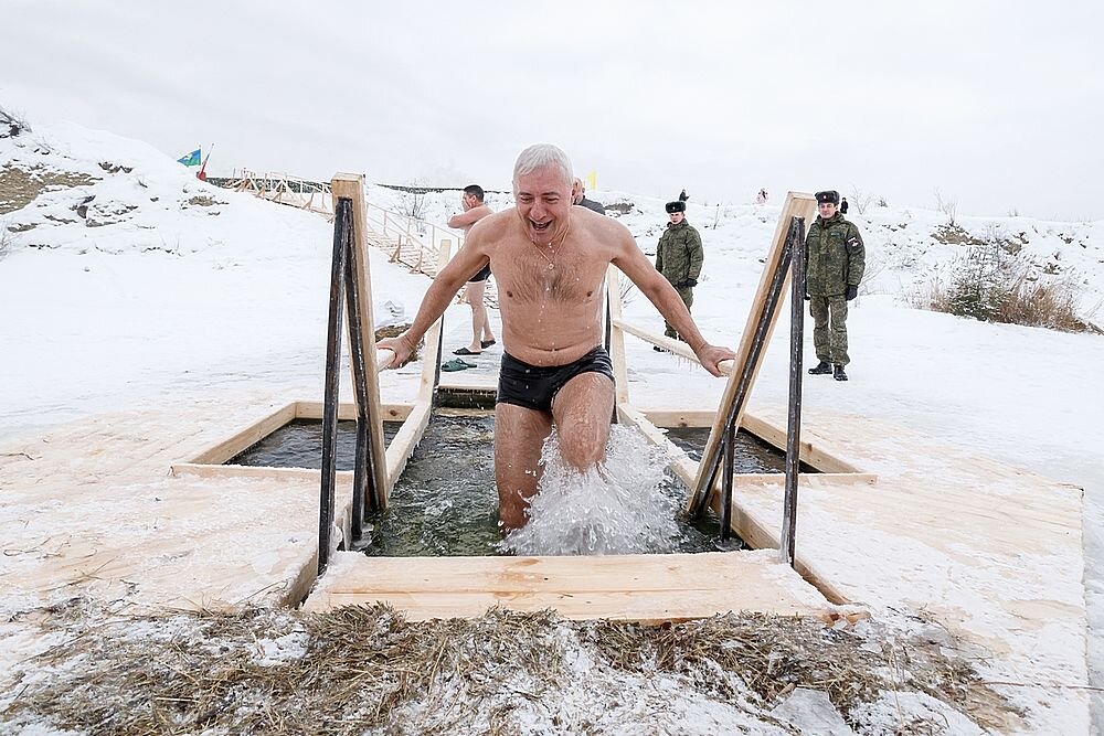 Путин в проруби на крещение фото