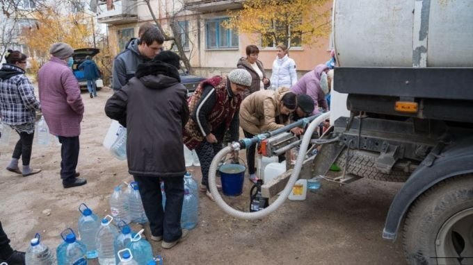 Водовозка в одном из спальных микрорайонов Симферополя. Источник: c-inform.info