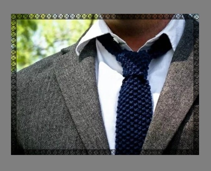 Узкий мужской галстук