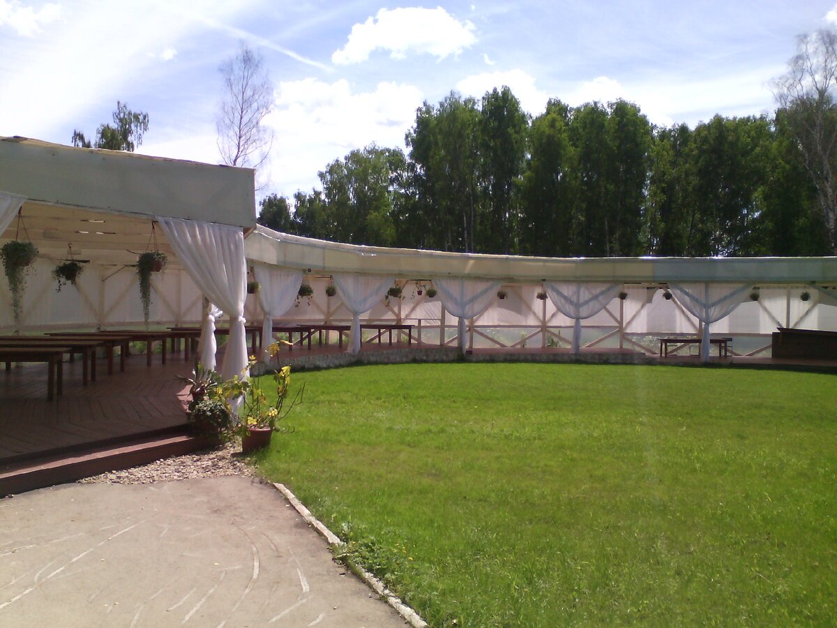 Площадка для торжеств около гостиницы Ясная Поляна