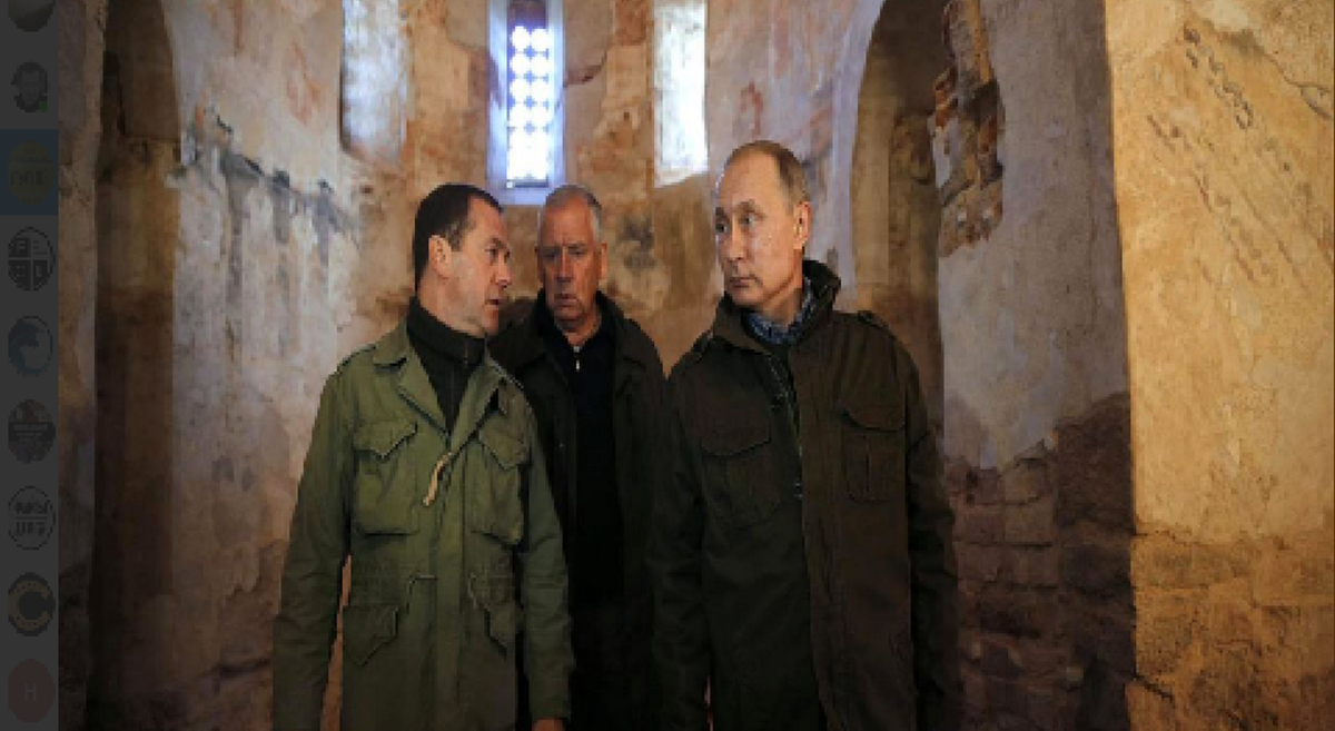 На фото из сети. Президент и председатель правительства России. Старый председатель, при котором то и выделялось на 2020 год для военпенсов 122 млрд. рублей.