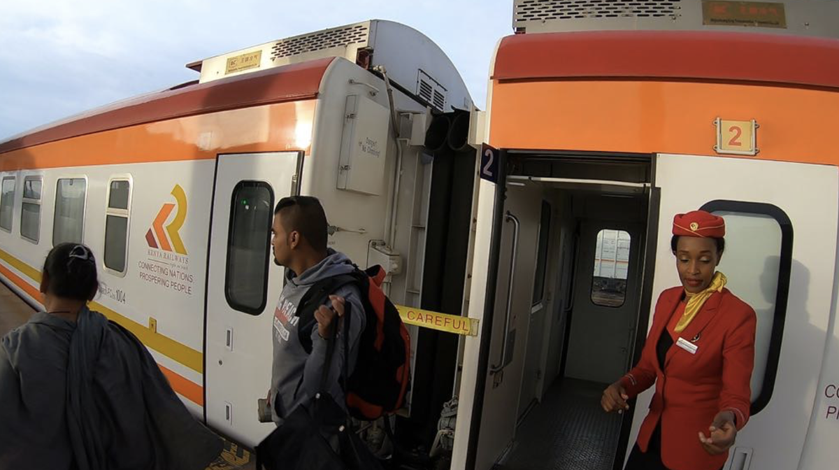 Посадка в поезд направлением в Момбасу.