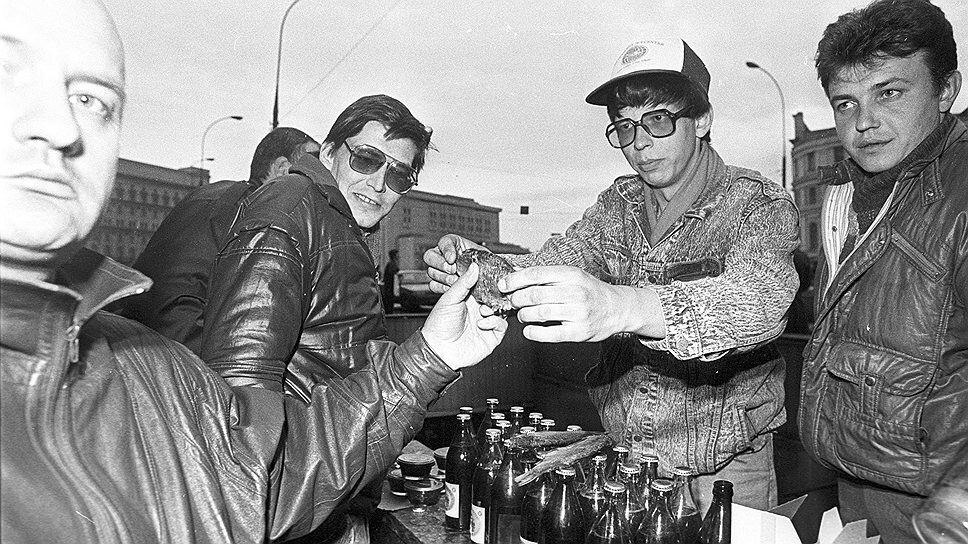 В 90-е пиво и самую традиционную закуску к нему, воблу, можно было купить прямо в центре города на стихийных рынках, фото varlamov.ru 