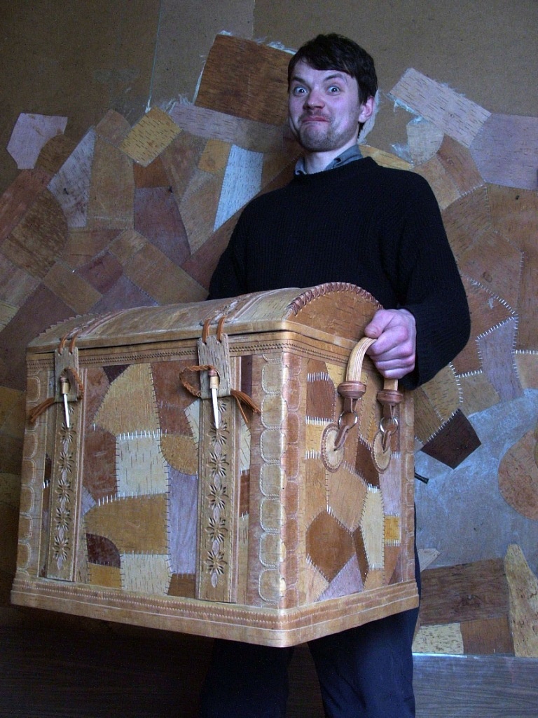 Брат Петр позирует с шедевром