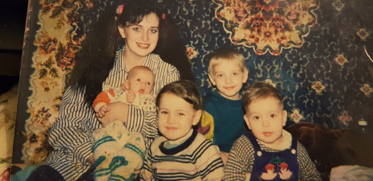 Я с детьми 1997 г. Лешик только родился.