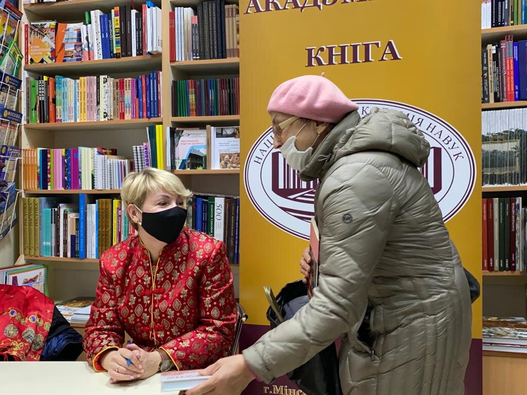 Молодежь и книга. Подросток с книгой. Читатель 3. Книга человек. Подростки в библиотеке.