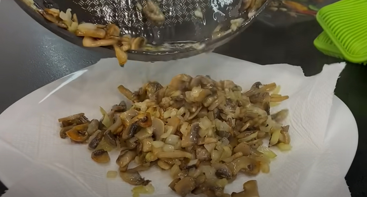 Салат с курицей с грибами - приготовление грибов