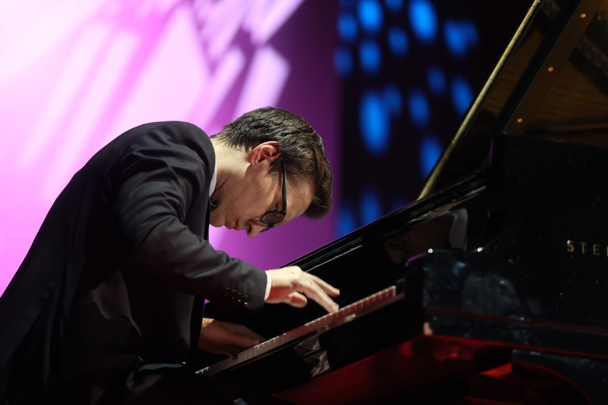 Александр Маслов на сцене Эрмитажного театра