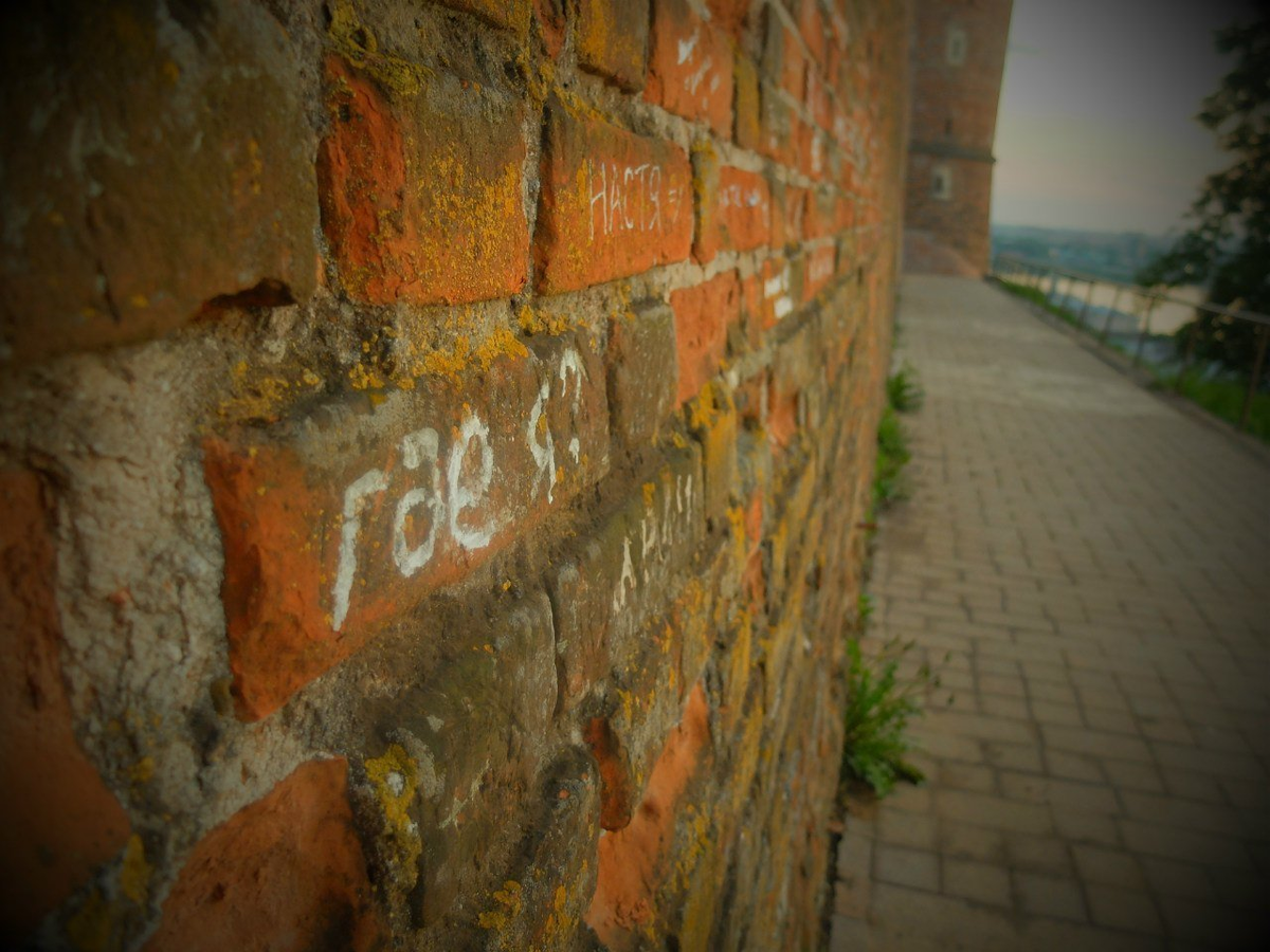 Парень и девушка стоят спиной. Мэнди мур 2002. Город говорит со мной. Стих психопат. Человек на закате.