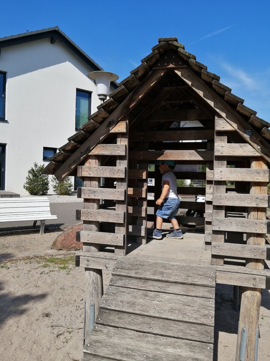 Я с самым младшим хостбратиком на прогулке